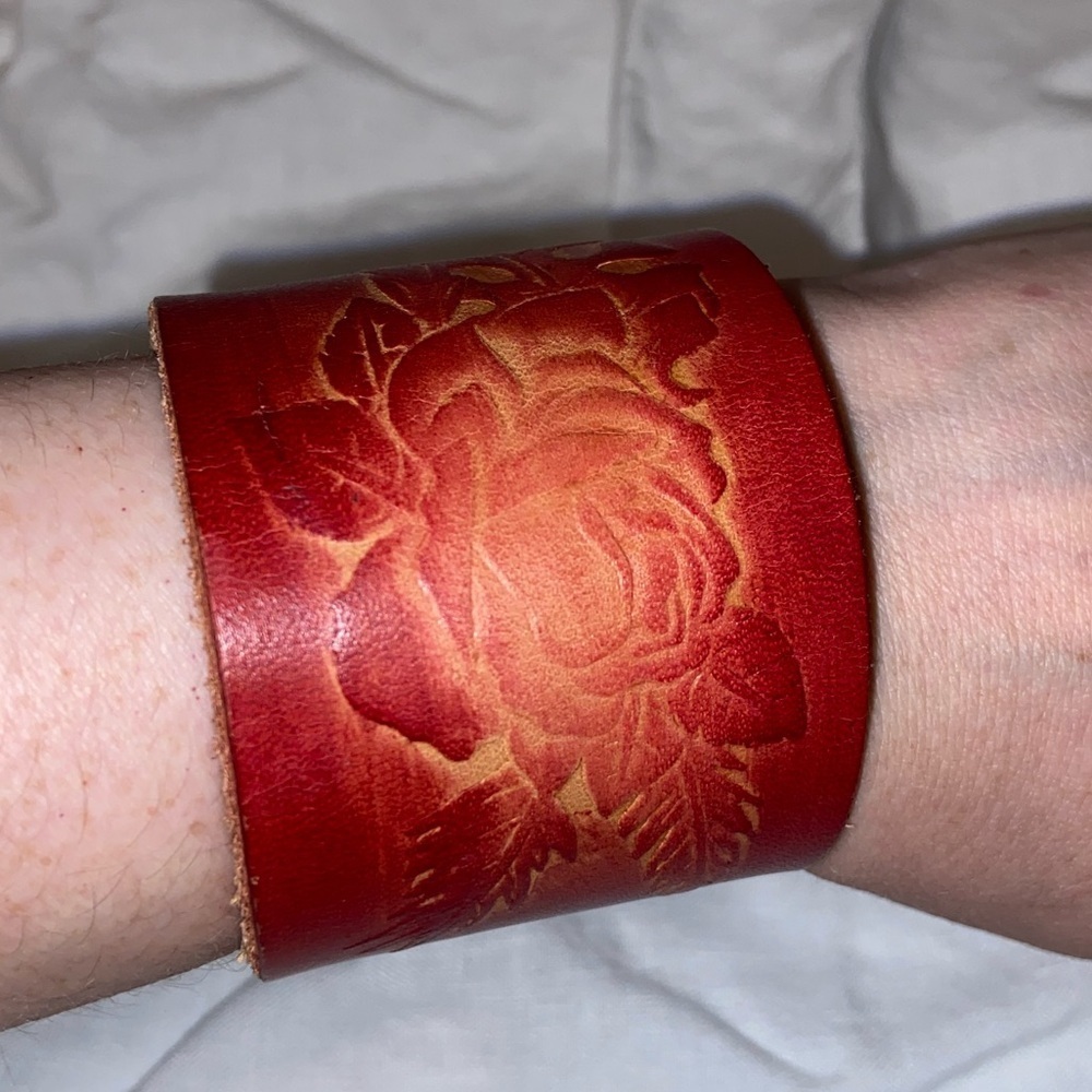 Women’s Y2K vintage dark red leather Bracelet with engraved roses